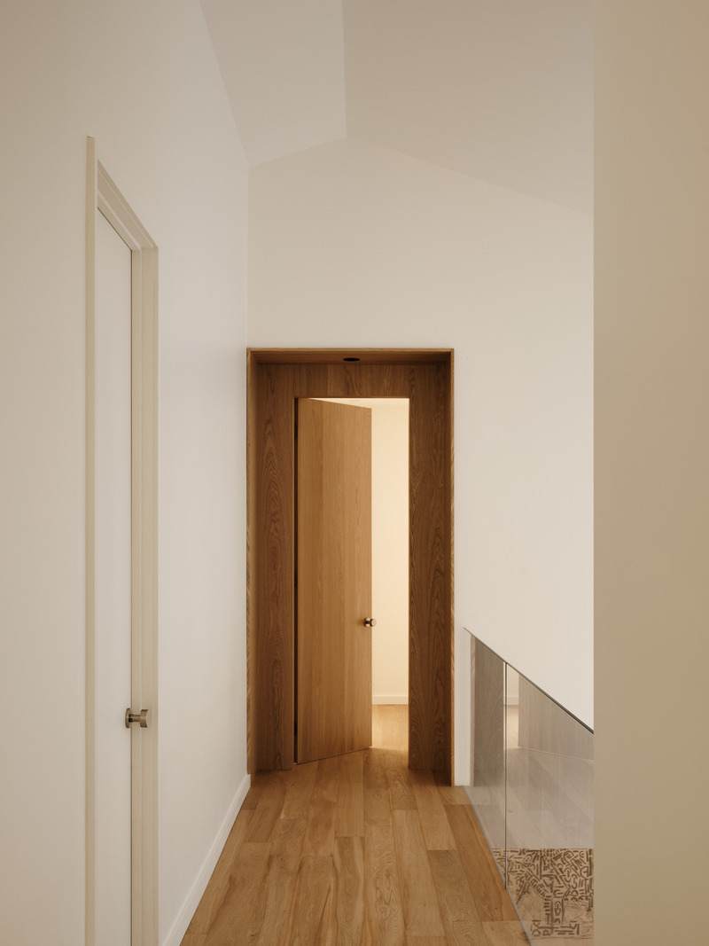 Press kit | 4241-10 - Press release | Montpellier House - Vives St-Laurent - Residential Interior Design - Hallway to the bedrooms - Photo credit: Alex Lesage