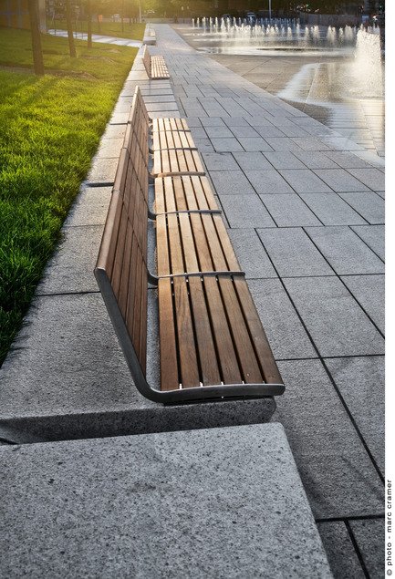 Dossier de presse | 821-01 - Communiqué de presse | Collection Esplanade - Equiparc - Produit - Quartier des spectacles – Place des Festivals, Montréal<br>Projet et mobilier urbain – Conception et réalisation : Daoust Lestage inc. architecture et design urbain&nbsp; - Crédit photo : Marc Cramer