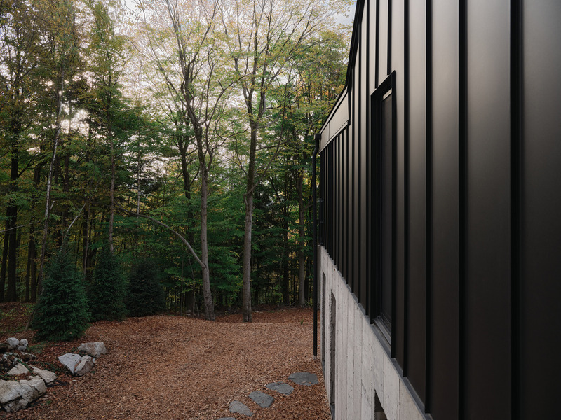 Press kit | 5621-01 - Press release | Mountainside Residence in Bromont - Muuk Architecture - Residential Architecture - Photo credit: Phil Bernard
