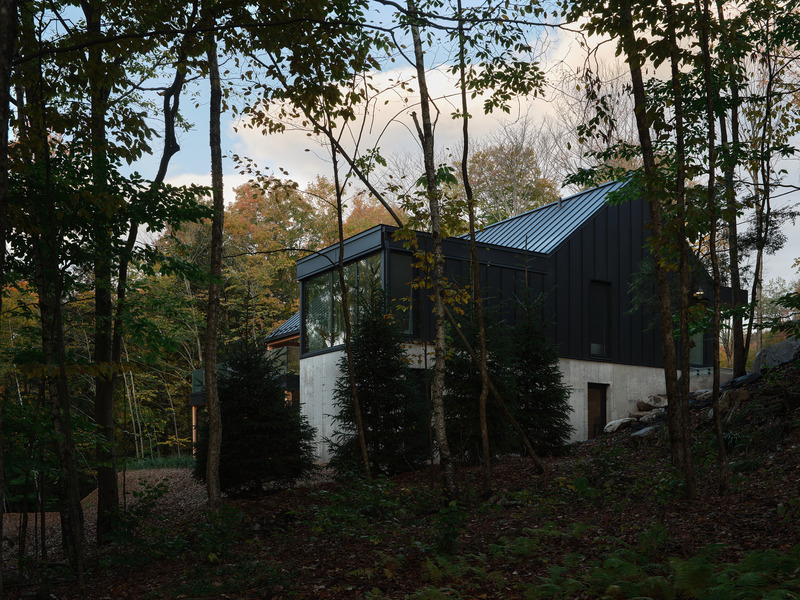 Press kit | 5621-01 - Press release | Mountainside Residence in Bromont - Muuk Architecture - Residential Architecture - Photo credit: Phil Bernard