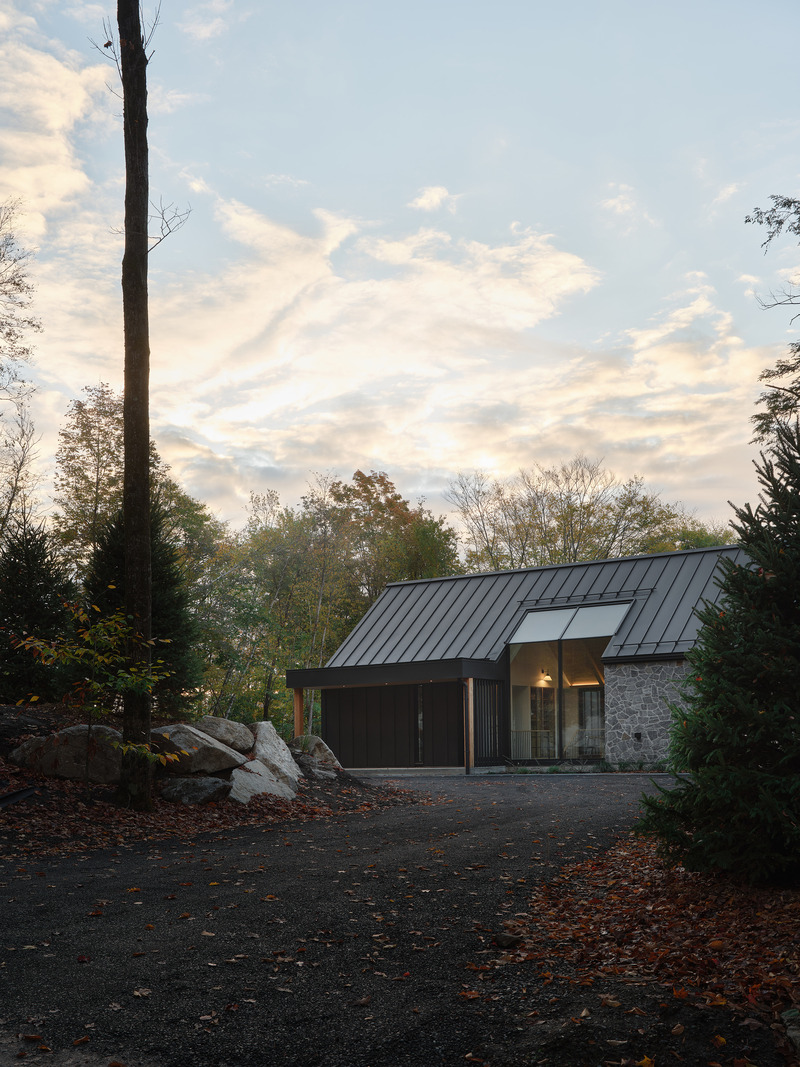 Press kit | 5621-01 - Press release | Mountainside Residence in Bromont - Muuk Architecture - Residential Architecture - Photo credit: Phil Bernard