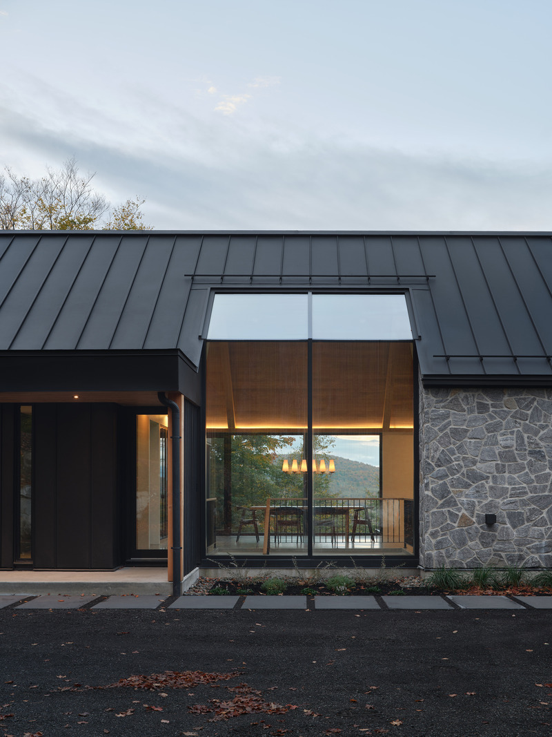 Press kit | 5621-01 - Press release | Mountainside Residence in Bromont - Muuk Architecture - Residential Architecture - Photo credit: Phil Bernard