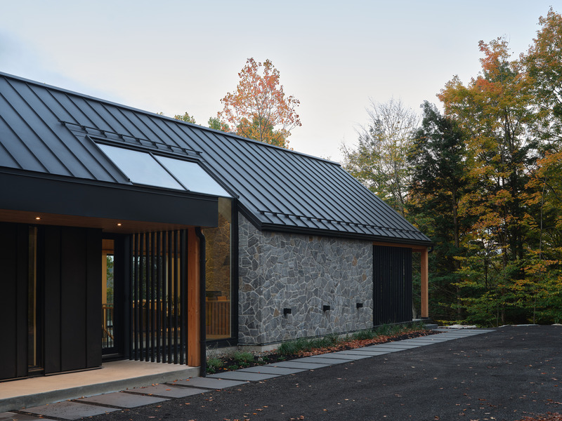 Press kit | 5621-01 - Press release | Mountainside Residence in Bromont - Muuk Architecture - Residential Architecture - Photo credit: Phil Bernard