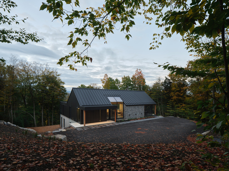 Press kit | 5621-01 - Press release | Mountainside Residence in Bromont - Muuk Architecture - Residential Architecture - Photo credit: Phil Bernard
