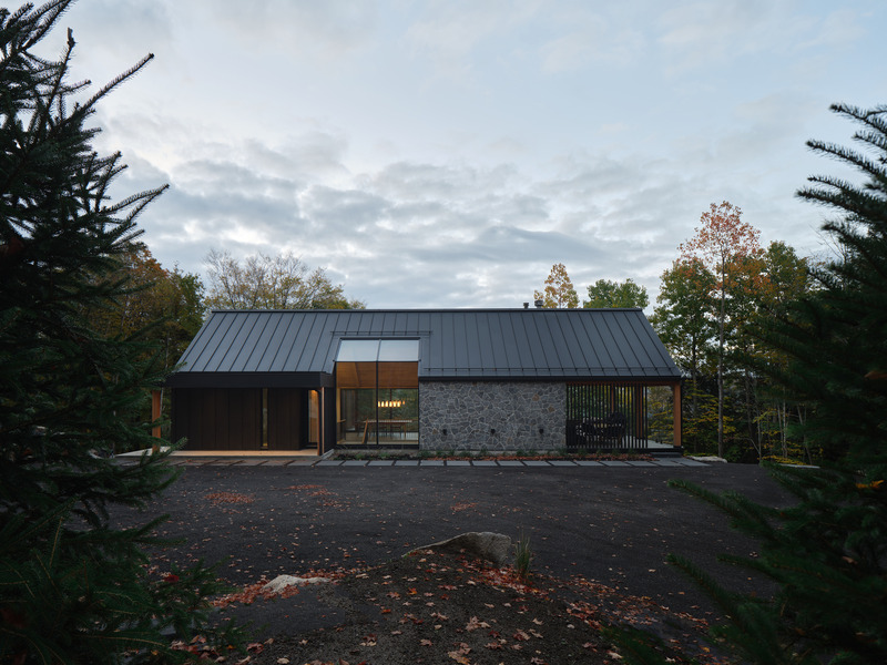 Press kit | 5621-01 - Press release | Mountainside Residence in Bromont - Muuk Architecture - Residential Architecture - Photo credit: Phil Bernard
