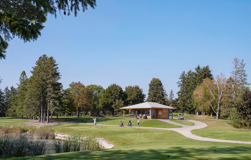 Dossier de presse | 1513-10 - Communiqué de presse | Golf Pavilion - Dubbeldam Architecture + Design - Architecture commerciale - The roof’s low-lying horizontal geometry serves as a beacon for golfers. - Crédit photo :    Scott Norsworthy   