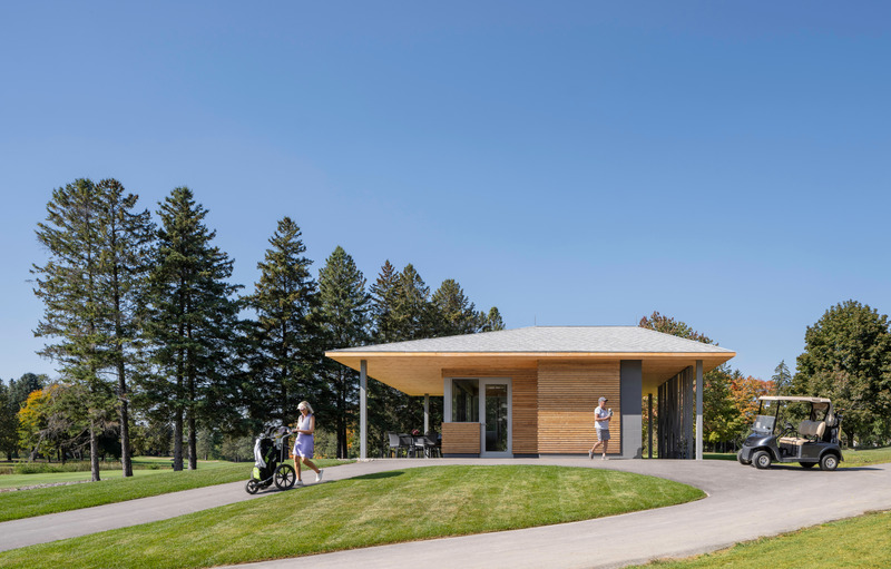 Dossier de presse | 1513-10 - Communiqué de presse | Golf Pavilion - Dubbeldam Architecture + Design - Architecture commerciale - Light steel columns elegantly support the pavilion’s oversized roof, creating a sense of openness beneath the structure. The asymmetrical roof, weighted towards the back, imparts a directional motion toward the next hole, subtly guiding golfers forward. - Crédit photo :  Scott Norsworthy 