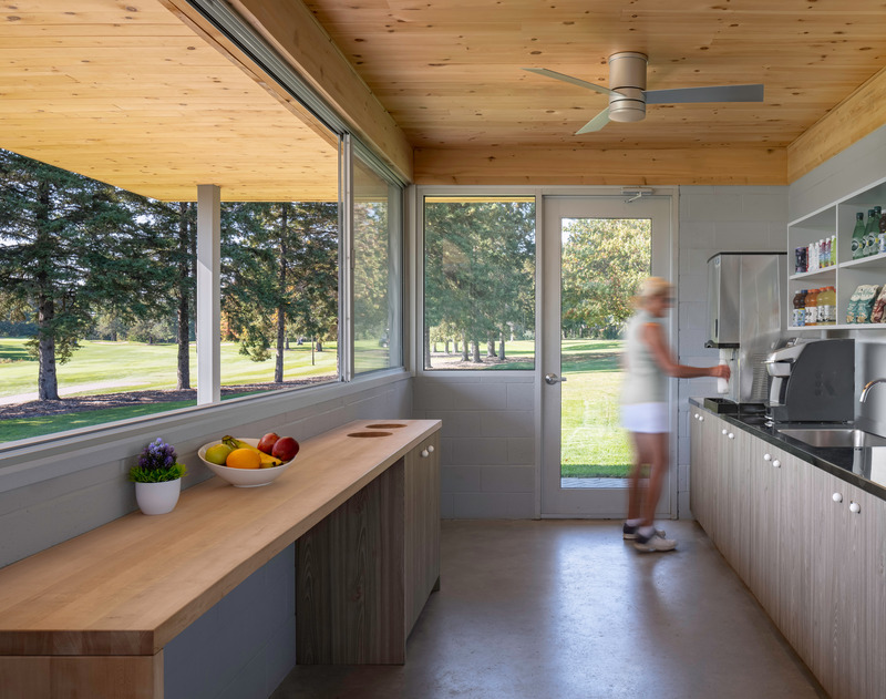 Dossier de presse | 1513-10 - Communiqué de presse | Golf Pavilion - Dubbeldam Architecture + Design - Architecture commerciale - Ample self-serve refreshment counters allow golfers to maintain an efficient pace, while expansive windows on three sides frame views of the golf course, keeping players visually connected to the surrounding landscape. - Crédit photo : Scott Norsworthy