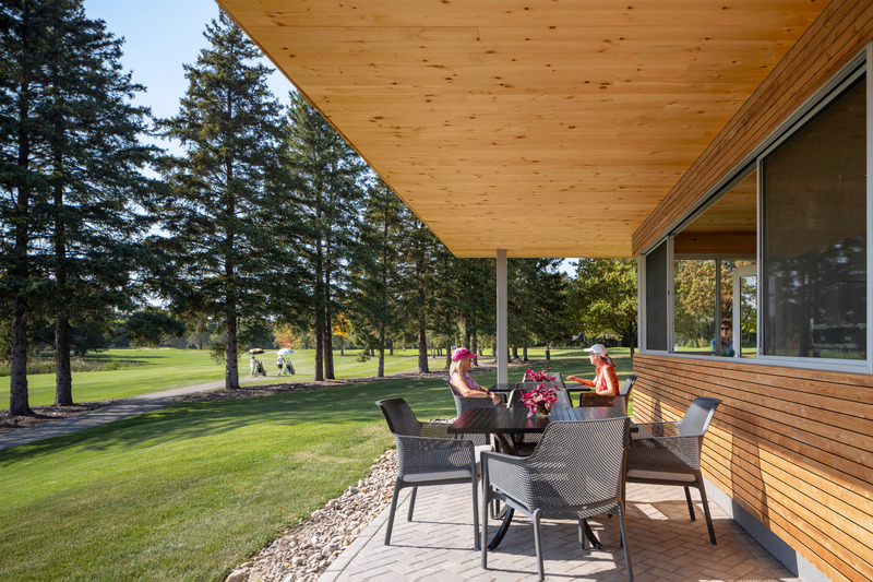Dossier de presse | 1513-10 - Communiqué de presse | Golf Pavilion - Dubbeldam Architecture + Design - Architecture commerciale - <p class="">The prominent overhang that extends from all sides of the structure creates a welcoming shelter over the patio, inviting golfers to rest and enjoy the surrounding landscape while providing shelter from the elements when needed.</p> - Crédit photo : Scott Norsworthy