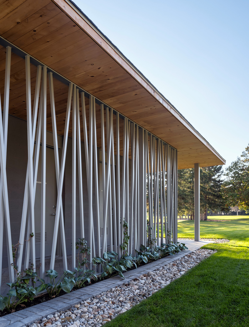Dossier de presse | 1513-10 - Communiqué de presse | Golf Pavilion - Dubbeldam Architecture + Design - Architecture commerciale -   Planted flowering vines will climb the metal screen at the east entry, adding another texture to the pavilion over time.   <br>  - Crédit photo : Scott Norsworthy