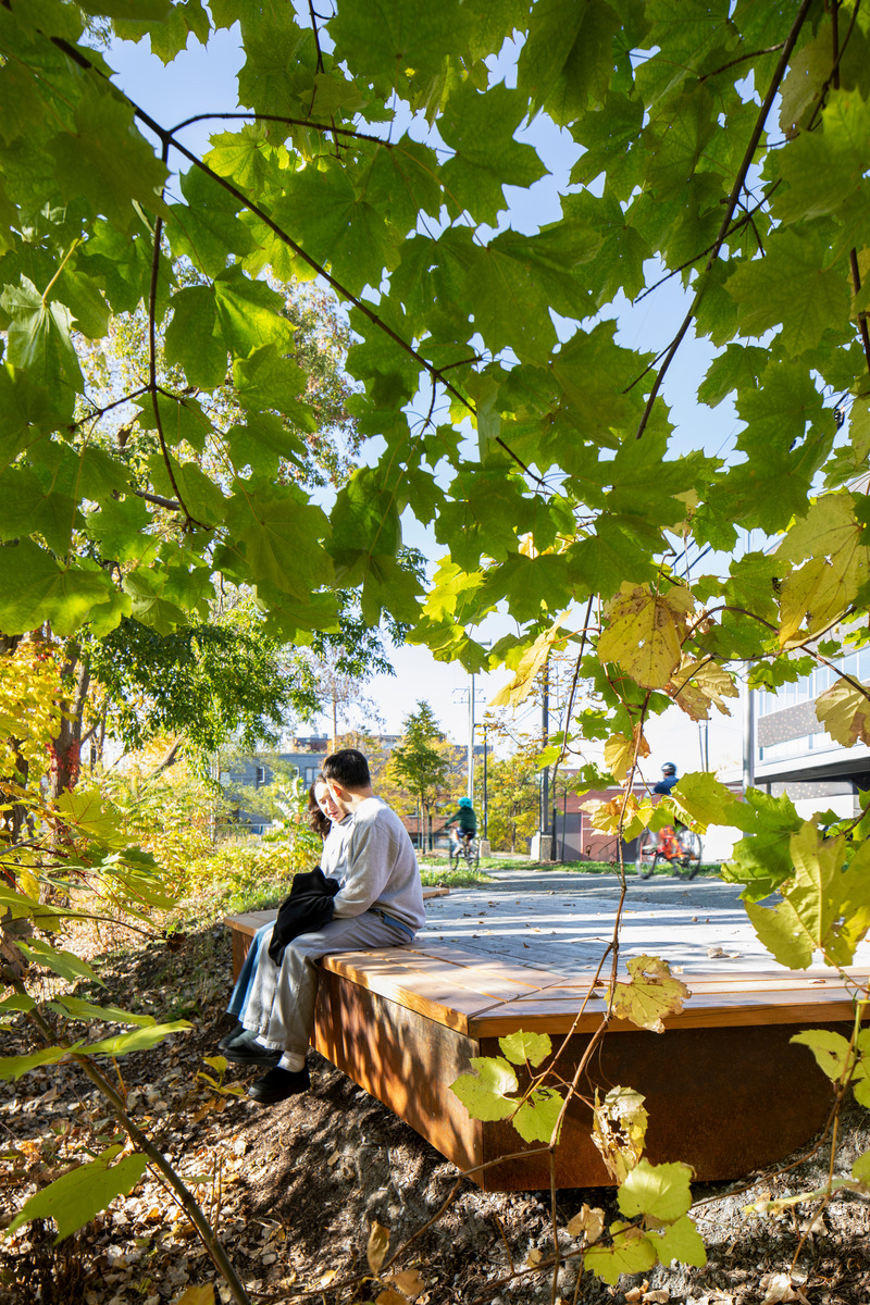 Press kit | 2366-06 - Press release | Parc des Gorilles: Not Quite Your Ordinary Park - civiliti - Landscape Architecture - "Meditation platform" near the park's northern entrance along St. Zotique Street - Photo credit: Adrien Williams