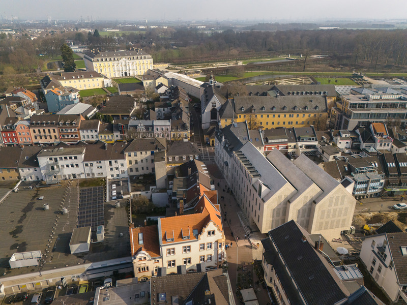 Press kit | 6515-03 - Press release | Brühl City Hall and Library - JSWD - Institutional Architecture - Aerial photo with Brühl Castle in the backygroundAerial photo with Brühl Castle in the backyground<br style=""> - Photo credit: Franco Casaccia / JSWD