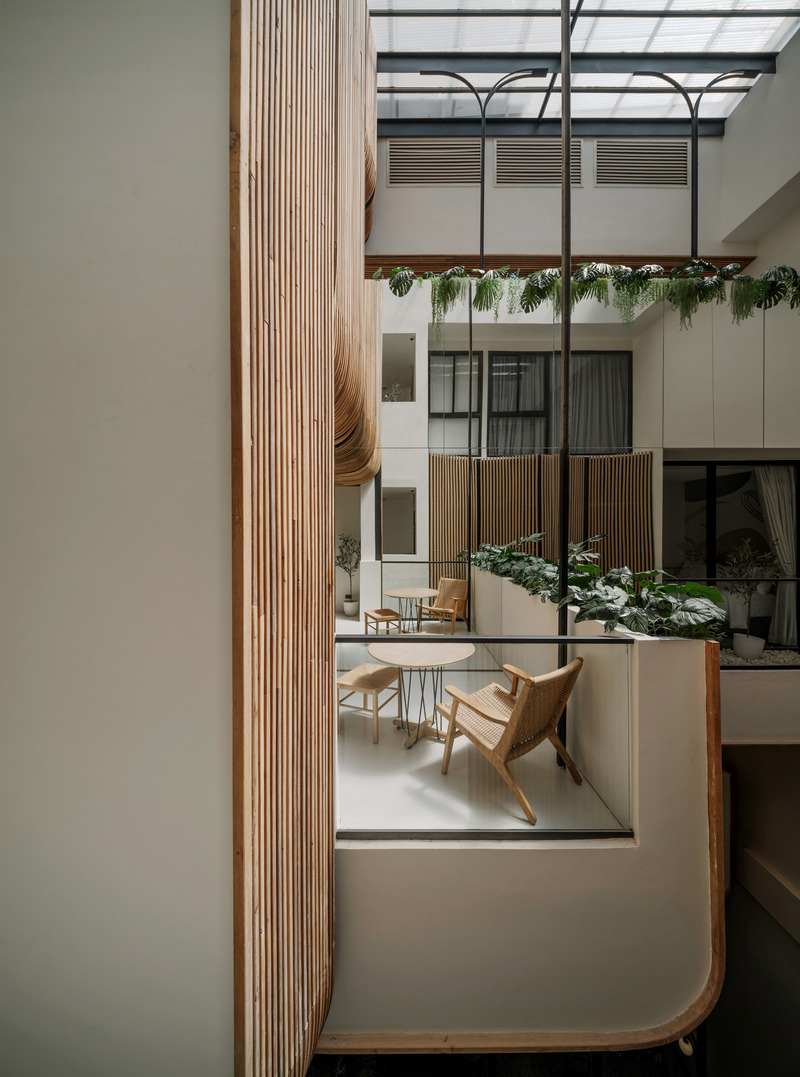 Press kit | 7671-01 - Press release | Double B Hostel — Local Craft, Global Design — Bangkok's New Hostel Icon - VMA Design Studio - Commercial Architecture - Pocket Space Balcony - Photo credit: Peerapat Wimolrungkarat