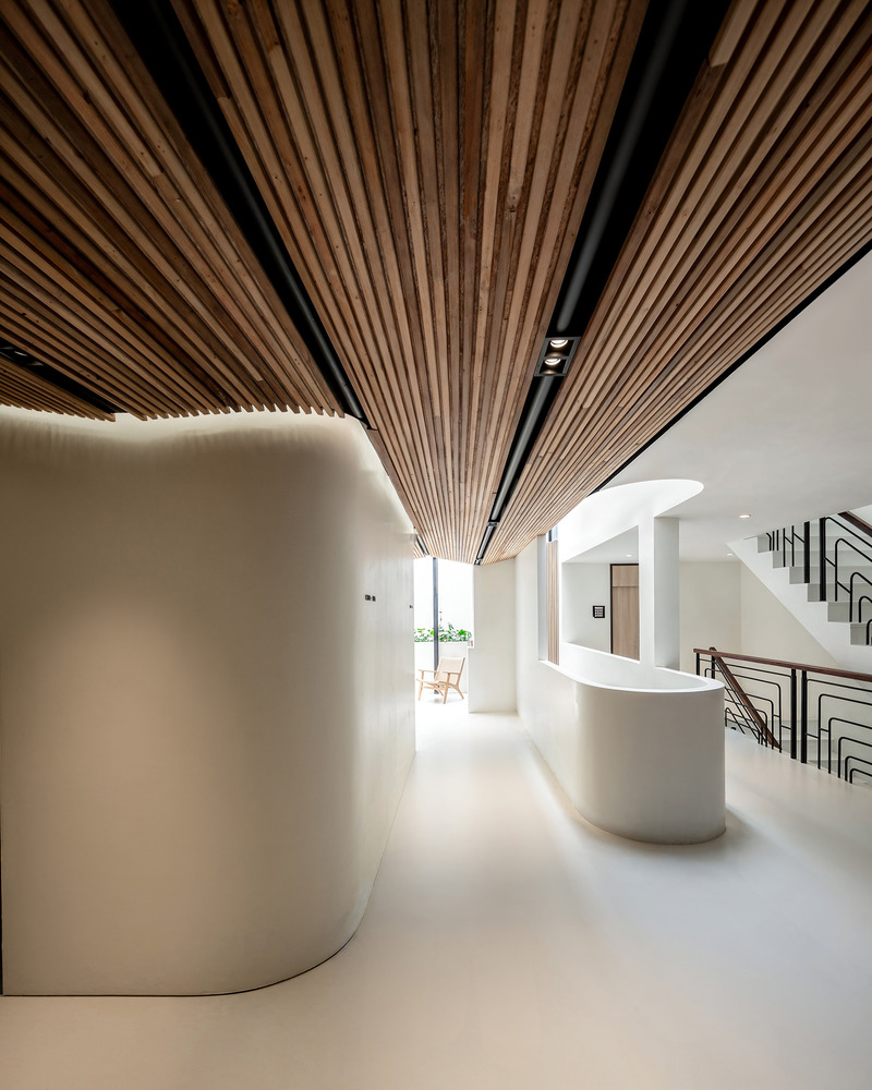 Press kit | 7671-01 - Press release | Double B Hostel — Local Craft, Global Design — Bangkok's New Hostel Icon - VMA Design Studio - Commercial Architecture - Hostel Corridor Void - Photo credit: Art Chitsanupong