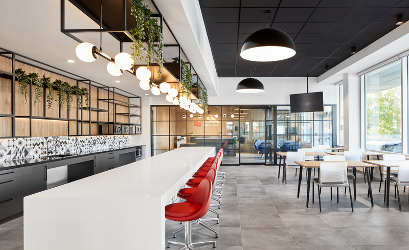 Dossier de presse | 1195-06 - Communiqué de presse | 50 ans de design, créativité et audace — VAD célèbre son parcours - VAD Designers d'espaces - Design d’intérieur commercial -  <p>Bureau de la Banque Nationale à Sherbrooke </p>  - Crédit photo : Phil Bernard