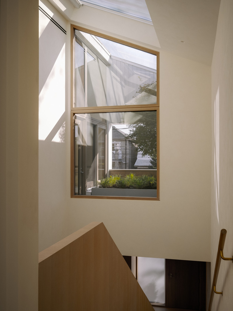 Dossier de presse | 2744-10 - Communiqué de presse | Junction Semi - StudioAC - Architecture résidentielle - Atrium - Crédit photo : Felix Michaud