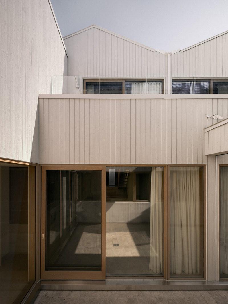 Dossier de presse | 2744-10 - Communiqué de presse | Junction Semi - StudioAC - Architecture résidentielle - Courtyard - Crédit photo : Felix Michaud