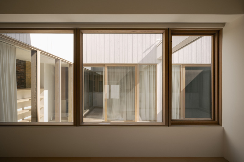 Dossier de presse | 2744-10 - Communiqué de presse | Junction Semi - StudioAC - Architecture résidentielle - Courtyard - Crédit photo : Felix Michaud