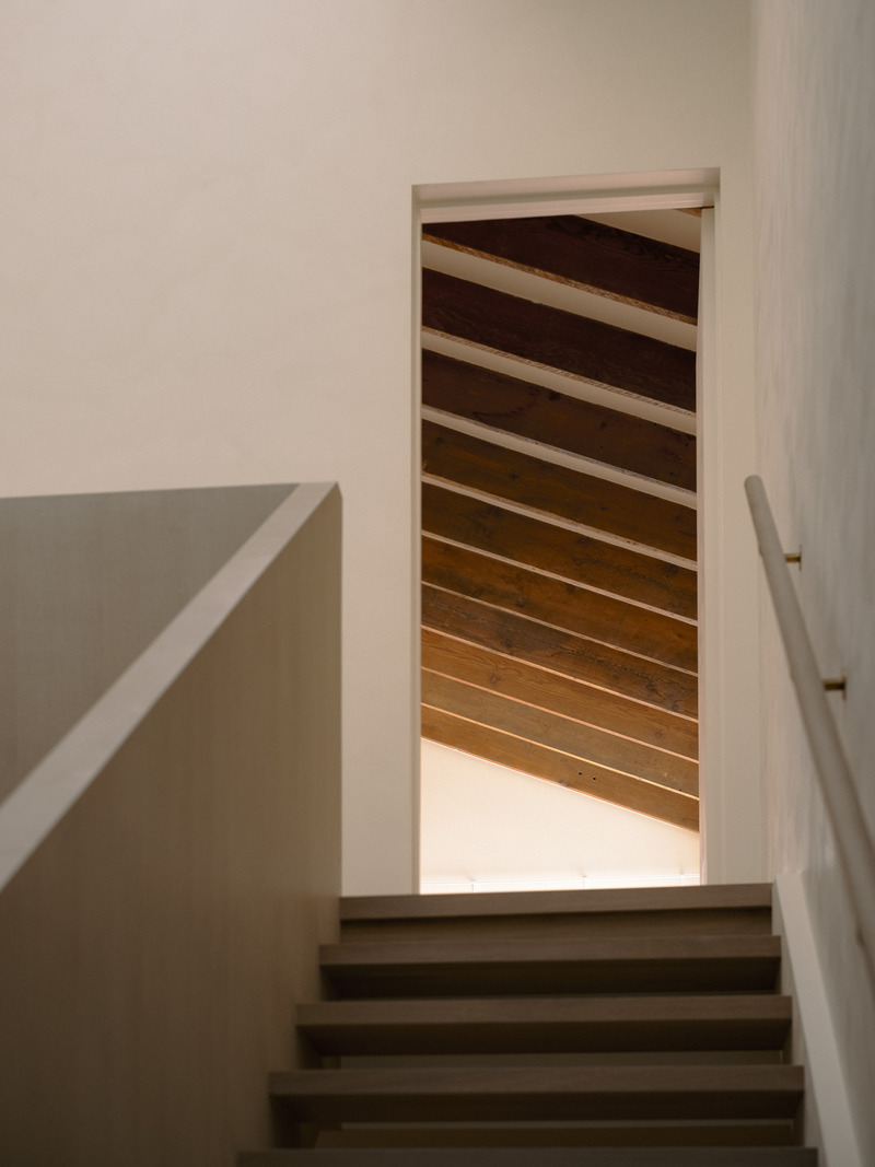 Dossier de presse | 2744-10 - Communiqué de presse | Junction Semi - StudioAC - Architecture résidentielle - Stair - Crédit photo : Felix Michaud