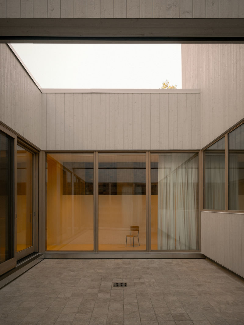 Dossier de presse | 2744-10 - Communiqué de presse | Junction Semi - StudioAC - Architecture résidentielle - Courtyard - Crédit photo : Felix Michaud