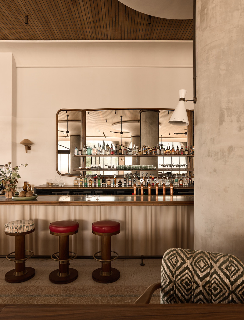 Press kit | 2887-11 - Press release | Opening Mondrian Gold Coast, Australia - Alexander &CO. - Commercial Interior Design -   LiTO - 10m solid walnut topped lobby bar featuring 'concrete curtain' made from pre-cast concrete units  - Photo credit: Alicia Taylor
