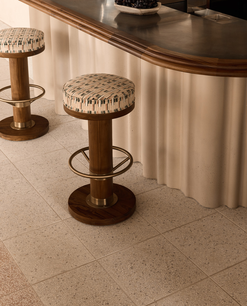 Press kit | 2887-11 - Press release | Opening Mondrian Gold Coast, Australia - Alexander &CO. - Commercial Interior Design -   LiTO - Detail of 'concrete curtain' lobby bar and custom bar stools  - Photo credit: Alicia Taylor