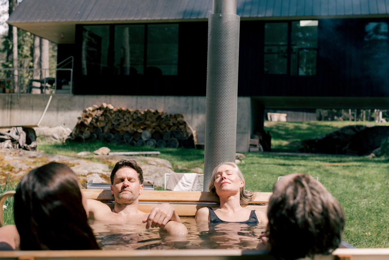 Dossier de presse | 6456-04 - Communiqué de presse | GOODLAND Launches the Group Wood Burning Hot Tub - GOODLAND - Produit - The Group Hot Tub is designed for comfort and connection. - Crédit photo : Rebecca Benoit for GOODLAND