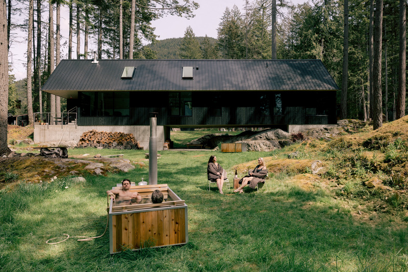 Dossier de presse | 6456-04 - Communiqué de presse | GOODLAND Launches the Group Wood Burning Hot Tub - GOODLAND - Produit - The Group Wood Burning Hot Tub is made in Canada - Crédit photo : Rebecca Benoit
