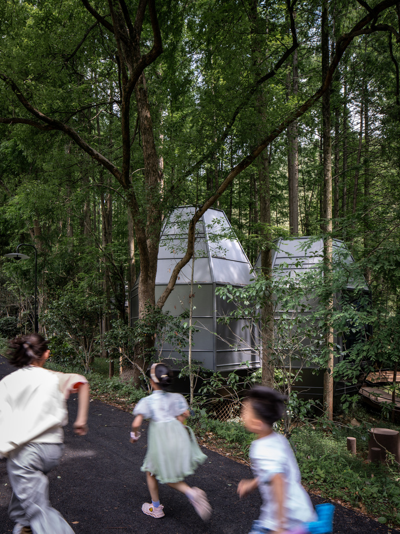 Press kit | 7710-01 - Press release | Dongmingshan Senyu Hotel: A Minimally Invasive Forest Resort in Hangzhou - GLA Architects - Commercial Architecture - Pinecone Cabins - Photo credit: Chen Xi Studio