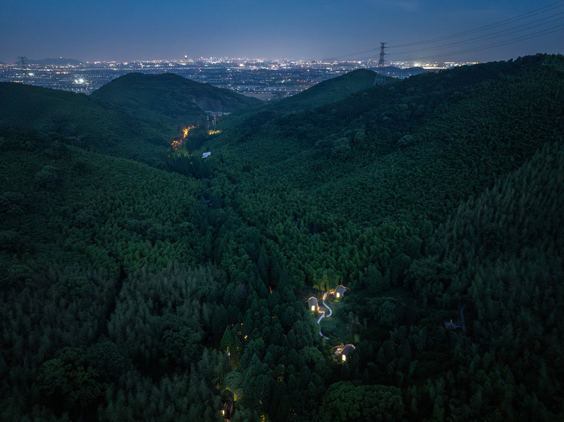 Press kit | 7710-01 - Press release | Dongmingshan Senyu Hotel: A Minimally Invasive Forest Resort in Hangzhou - GLA Architects - Commercial Architecture - Aerial View - Photo credit: Chen Xi Studio