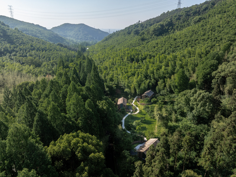 Press kit | 7710-01 - Press release | Dongmingshan Senyu Hotel: A Minimally Invasive Forest Resort in Hangzhou - GLA Architects - Commercial Architecture - Aerial View - Photo credit: Chen Xi Studio