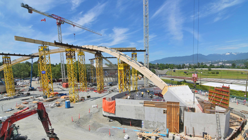 Dossier de presse | 2197-02 - Communiqué de presse | PNE Amphitheatre / Freedom Mobile Arch - Revery Architecture - Architecture commerciale - Beginning of glulam mass timber arch installation - Crédit photo :  Ellis Don 