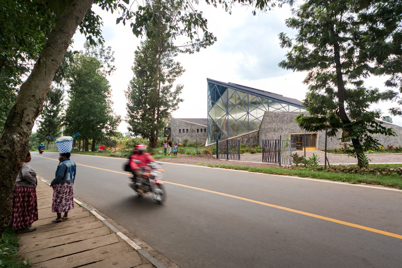 Press kit | 7043-02 - Press release | BE_Design - Virunga Mountain Spirits - BE_Design - Commercial Architecture - Set along a busy road  - Photo credit: Bruce Engel
