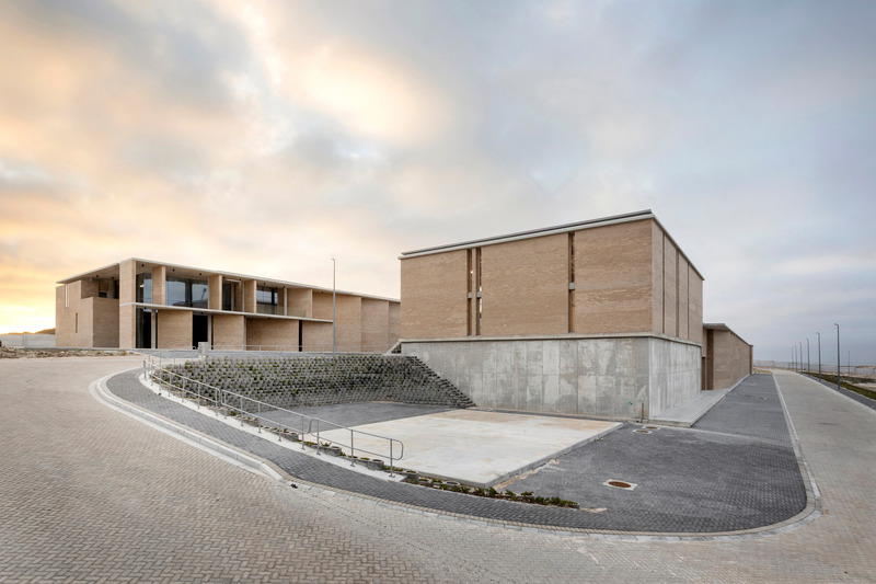 Dossier de presse | 7556-02 - Communiqué de presse | Cape Flats Aquifer Recharge Plant Wins Global Architecture Award - SALT Architects - Architecture industrielle -  Admin and Ozone building - Crédit photo : Karl Rogers