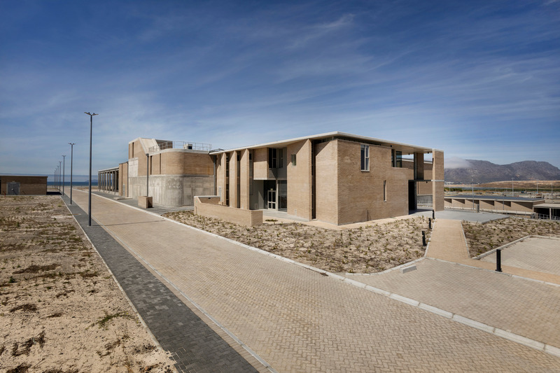 Dossier de presse | 7556-02 - Communiqué de presse | Cape Flats Aquifer Recharge Plant Wins Global Architecture Award - SALT Architects - Architecture industrielle - North Eastern view of the admin building  - Crédit photo : Karl Rogers