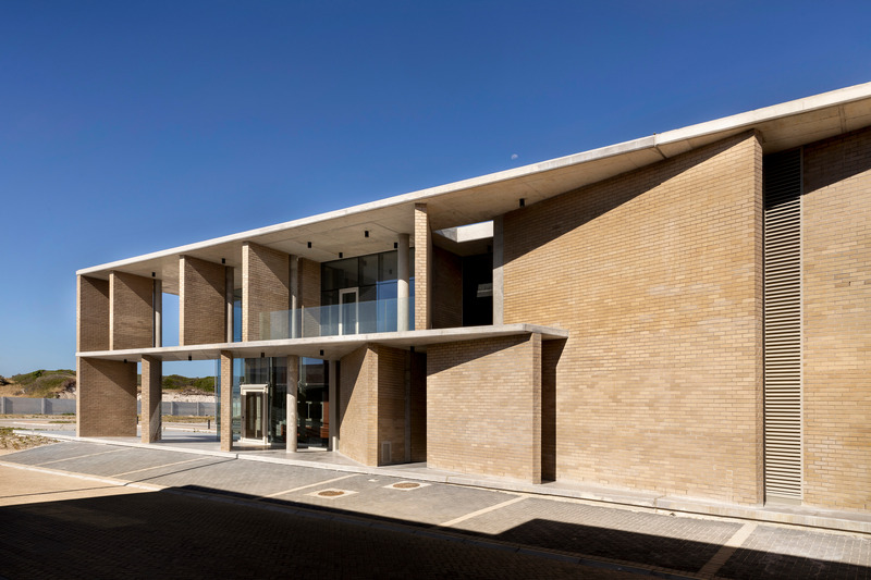 Dossier de presse | 7556-02 - Communiqué de presse | Cape Flats Aquifer Recharge Plant Wins Global Architecture Award - SALT Architects - Architecture industrielle -  Admin building brise soleil - Crédit photo : Karl Rogers
