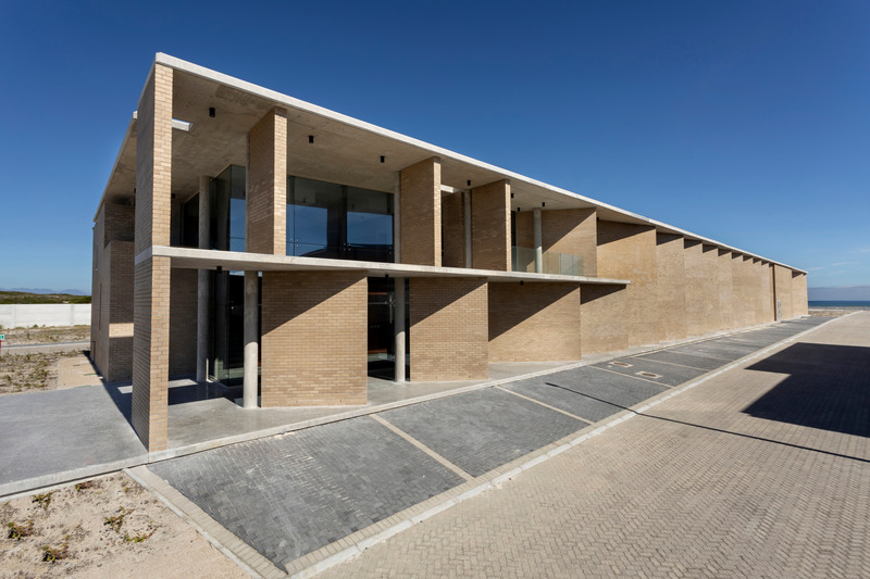 Dossier de presse | 7556-02 - Communiqué de presse | Cape Flats Aquifer Recharge Plant Wins Global Architecture Award - SALT Architects - Architecture industrielle -  Admin and Media Filtration building facade - Crédit photo : Karl Rogers
