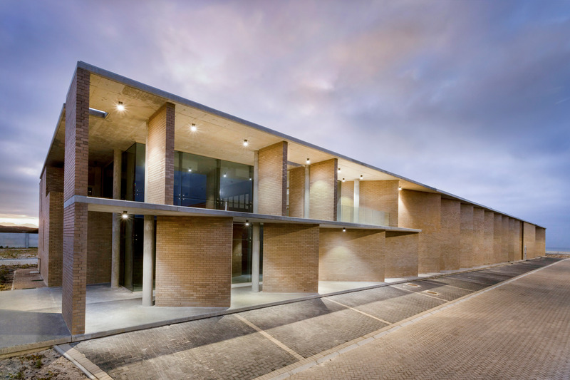 Dossier de presse | 7556-02 - Communiqué de presse | Cape Flats Aquifer Recharge Plant Wins Global Architecture Award - SALT Architects - Architecture industrielle -  Admin and Media Filtration building at dawn - Crédit photo : Karl Rogers