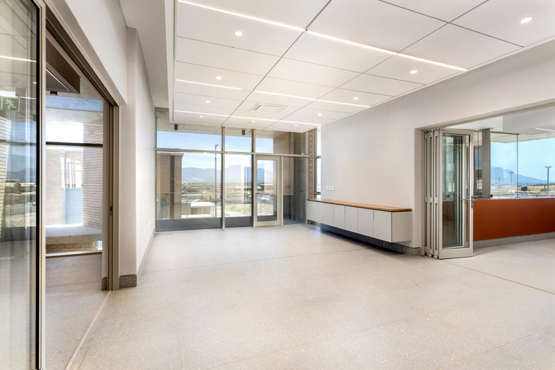 Dossier de presse | 7556-02 - Communiqué de presse | Cape Flats Aquifer Recharge Plant Wins Global Architecture Award - SALT Architects - Architecture industrielle -  First floor boardroom and breakout space - Crédit photo : Karl Rogers