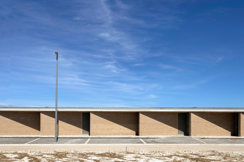 Dossier de presse | 7556-02 - Communiqué de presse | Cape Flats Aquifer Recharge Plant Wins Global Architecture Award - SALT Architects - Architecture industrielle -  BAC building's brick fin elevation - Crédit photo : Karl Rogers