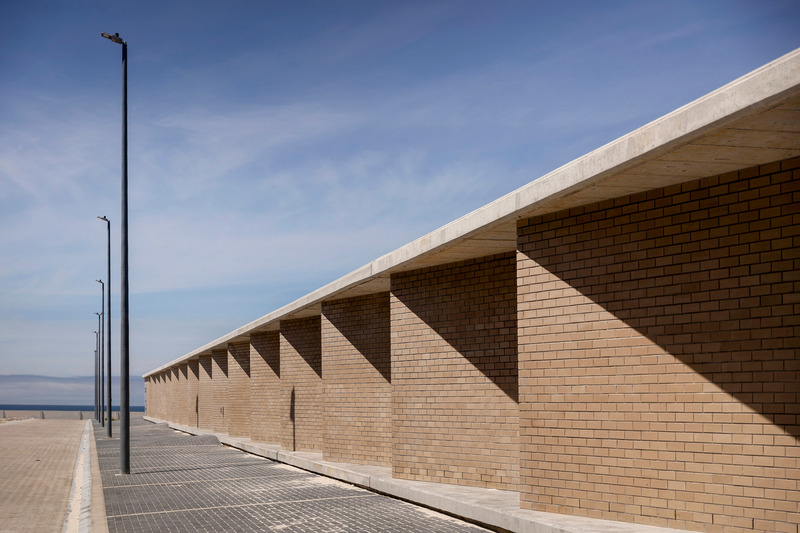 Dossier de presse | 7556-02 - Communiqué de presse | Cape Flats Aquifer Recharge Plant Wins Global Architecture Award - SALT Architects - Architecture industrielle -  BAC building's brick fin facade perspective - Crédit photo : Karl Rogers
