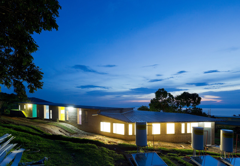 Dossier de presse | 5843-01 - Communiqué de presse | Louise Braverman Architect Selected as a Best Global Firm Finalist at 2025 Architizer 13th Annual A+ Awards - Louise Braverman Architect - Architecture institutionnelle - Village Health Works Staff Housing, Dormitory in Kigutu, Burundi, Africa - Crédit photo : Iwan Baan