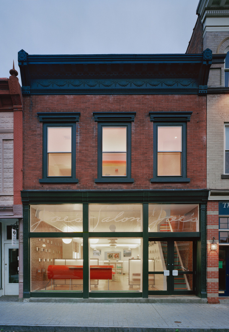 Dossier de presse | 5843-01 - Communiqué de presse | Louise Braverman Architect Selected as a Best Global Firm Finalist at 2025 Architizer 13th Annual A+ Awards - Louise Braverman Architect - Architecture institutionnelle - Joe's Salon, Salon in New Milford, Connecticut - Crédit photo : Michael Moran