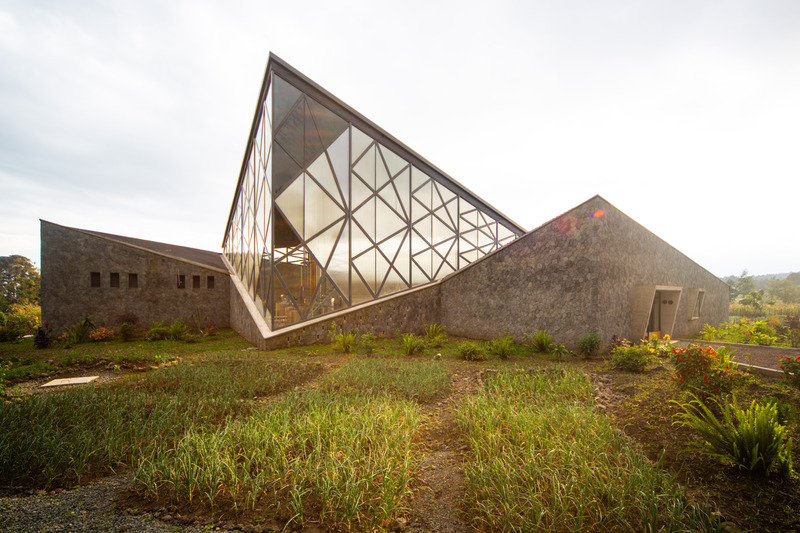 Press kit | 7043-02 - Press release | BE_Design - Virunga Mountain Spirits - BE_Design - Commercial Architecture - Surrounded by farming  - Photo credit: Bruce Engel 