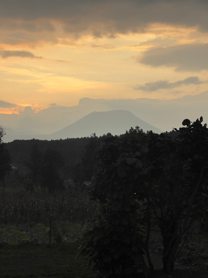 Press kit | 7043-02 - Press release | BE_Design - Virunga Mountain Spirits - BE_Design - Commercial Architecture - Volcanos in the background  - Photo credit: Bruce Engel