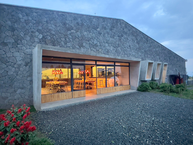 Press kit | 7043-02 - Press release | BE_Design - Virunga Mountain Spirits - BE_Design - Commercial Architecture - Tasting Room with views to volcanos - Photo credit: Bruce Engel