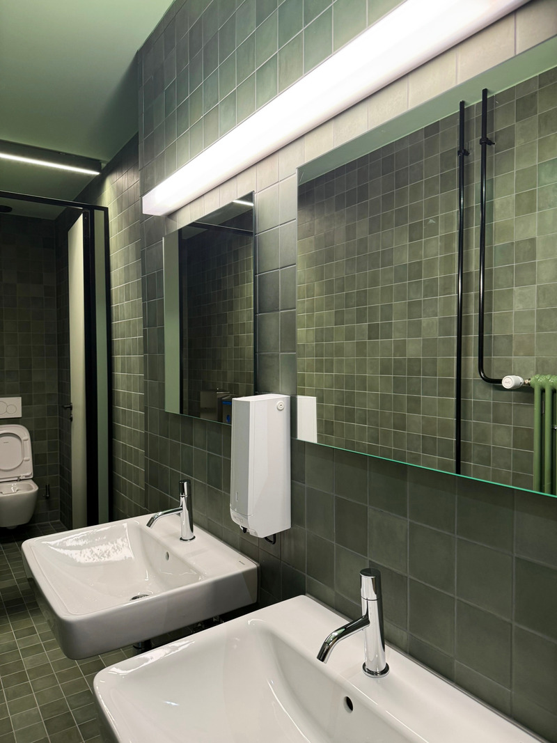 Dossier de presse | 7737-01 - Communiqué de presse | School Center of Davos Platz - CURA Architekten - Architecture institutionnelle - Toilet - Crédit photo : CURA Architekten