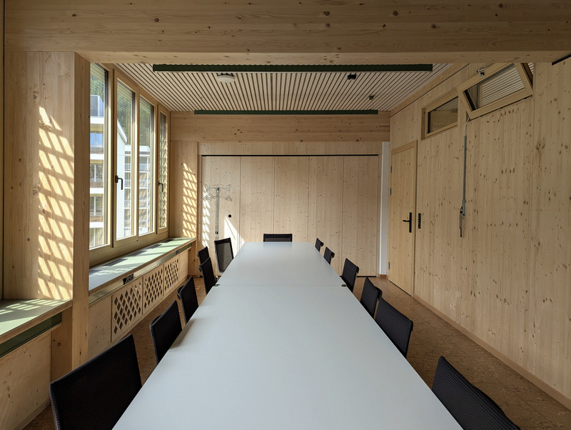 Dossier de presse | 7737-01 - Communiqué de presse | School Center of Davos Platz - CURA Architekten - Architecture institutionnelle - Mettingroom (Administration) - Crédit photo : CURA Architekten