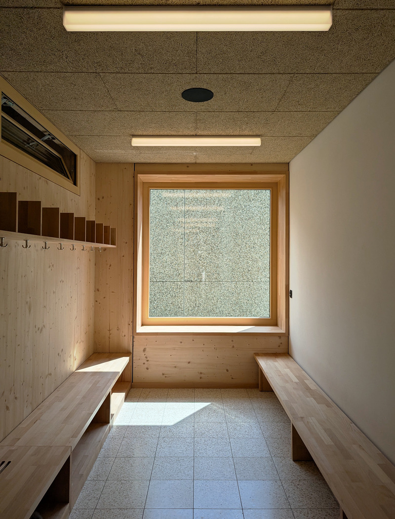 Dossier de presse | 7737-01 - Communiqué de presse | School Center of Davos Platz - CURA Architekten - Architecture institutionnelle - Corridor Niche - Crédit photo : CURA Architekten