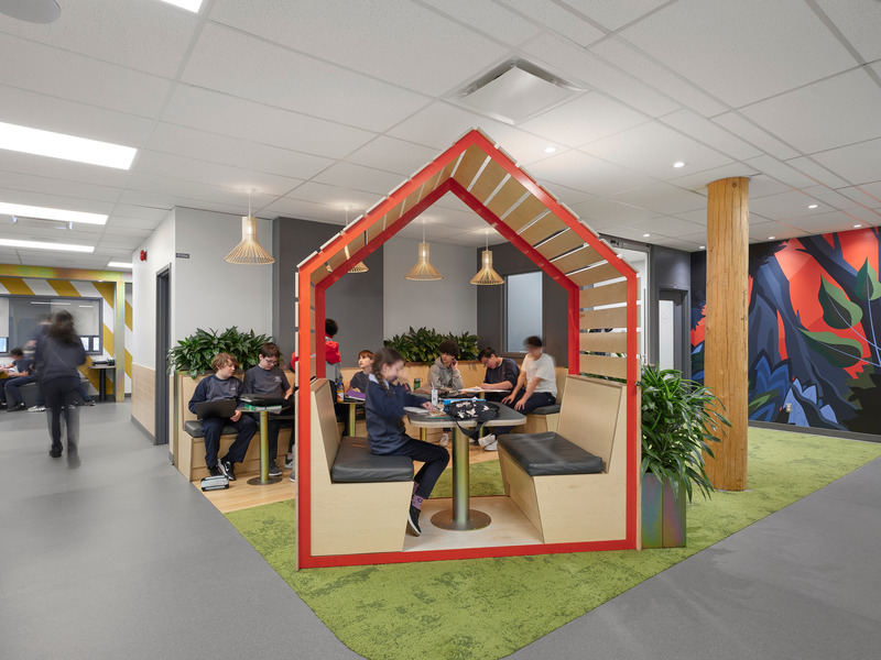 Dossier de presse | 1299-14 - Communiqué de presse | Pavillon Marie-Esther du Collège Sainte-Anne - Taktik Design - Design d’intérieur commercial - Cabane de travail, et espace collaboratif<br style=""> - Crédit photo : Maxime Brouillet